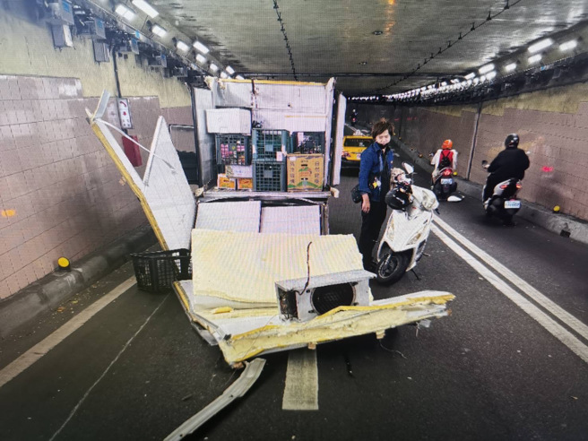今6日上午11時13分許，基隆路往北隧道發生一起驚險車禍。（翻攝畫面）