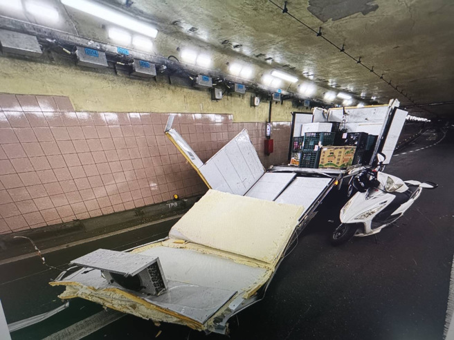 今6日上午11時13分許，基隆路往北隧道發生一起驚險車禍。（翻攝畫面）