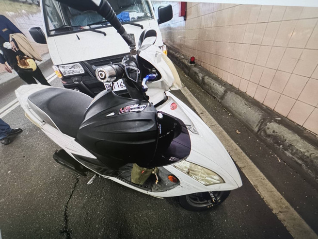 今6日上午11時13分許，基隆路往北隧道發生一起驚險車禍。（翻攝畫面）