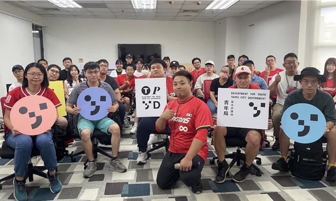 台北市政府青年局为协助青年朋友探索运动产业的职涯选择，与台北在地职棒球队味全龙合作推出「青年学堂」系列课程，号召想认识职棒产业的青年朋友参与。（北市青年局提供／丁上程台北传真）