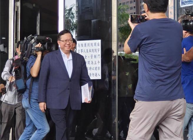 桃园地院审理后，裁定郑文灿500万元交保，郑文灿面露微笑走出法院，全程不发一语。（赖佑维摄）