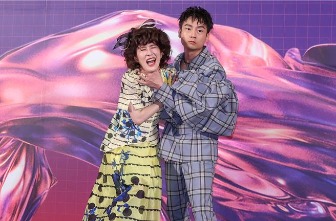 百白（左）和林鹤轩再度搭檔主持台北电影奖。（陈俊吉、罗永铭摄）