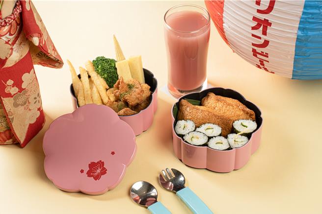 迎合暑假亲子用餐需求，「炼‧瓦」8月31日前为小朋友们准备每份350元的特制儿童餐，特别以双层的樱花餐盒盛装配色丰富的美食。(台南大员皇冠假日酒店提供)