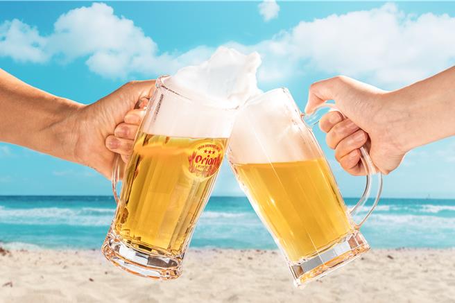 民眾享用「小暑铁板烧套餐」，可加价480元享用冲绳ORION生啤酒无限畅饮。 (台南大员皇冠假日酒店提供)