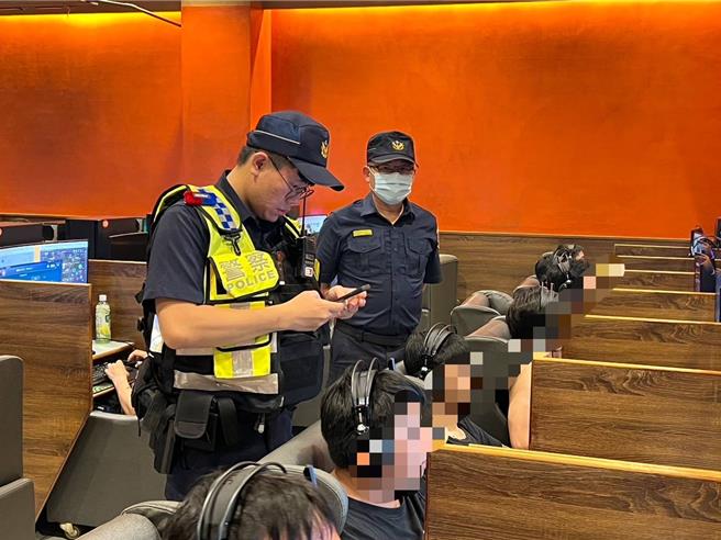 桃园八德警分局昨日晚间扩大举办「青春专案」的联合稽查勤务。（八德警分局提供）