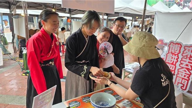 金門縣觀光處今日下午跨海赴台北市西門紅樓市集舉辦「2024金門中秋博狀元餅」快閃宣傳活動，還可免費體驗古服穿梭古今於西門街頭，吸引不少民眾參與。(圖／金門縣政府提供)