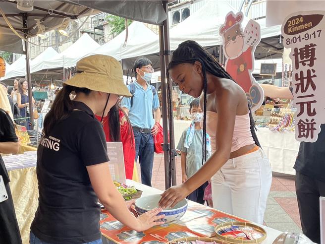 金門縣觀光處今日下午跨海赴台北市西門紅樓市集舉辦「2024金門中秋博狀元餅」快閃宣傳活動，吸引不少國內外遊客參與。(圖／金門縣政府提供)