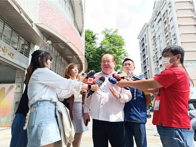 國民黨前秘書長李乾龍（中）受訪。（張鎧乙攝）