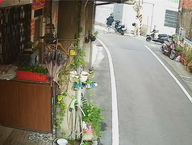 台中市大里区某路口7日传出疑似机车行车纠纷，警方调查却发现，现场为4名男子「自导自演」上演街头乱斗，目前已掌握4嫌，将依违反《道路交通管理处罚条例》、《社会秩序维护法》等处3日以下拘留，或3万元以下罚锾，并移送侦办。（民眾提供／潘虹恩台中传真）