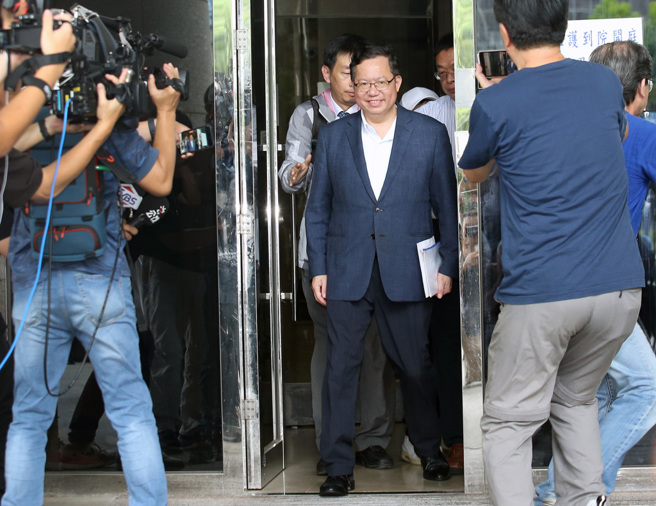 海基會董事長鄭文燦（中）涉犯貪污治罪條例遭桃園地檢署聲押禁見，桃園地方法院訊後裁定以新台幣500萬元交保並限制住居、出境出海，鄭文燦走出法院後面帶笑容不發一語。（范揚光攝）