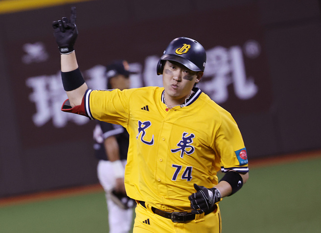 中信兄弟許基宏6日敲出單場雙響炮。（姚志平攝）