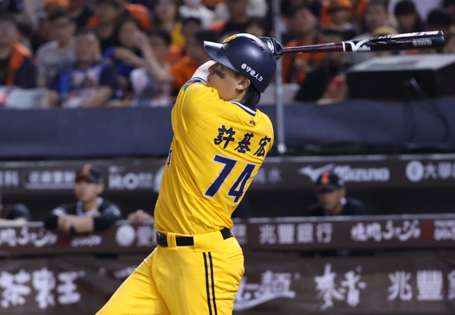 中信兄弟許基宏6日敲出單場雙響炮。（姚志平攝）