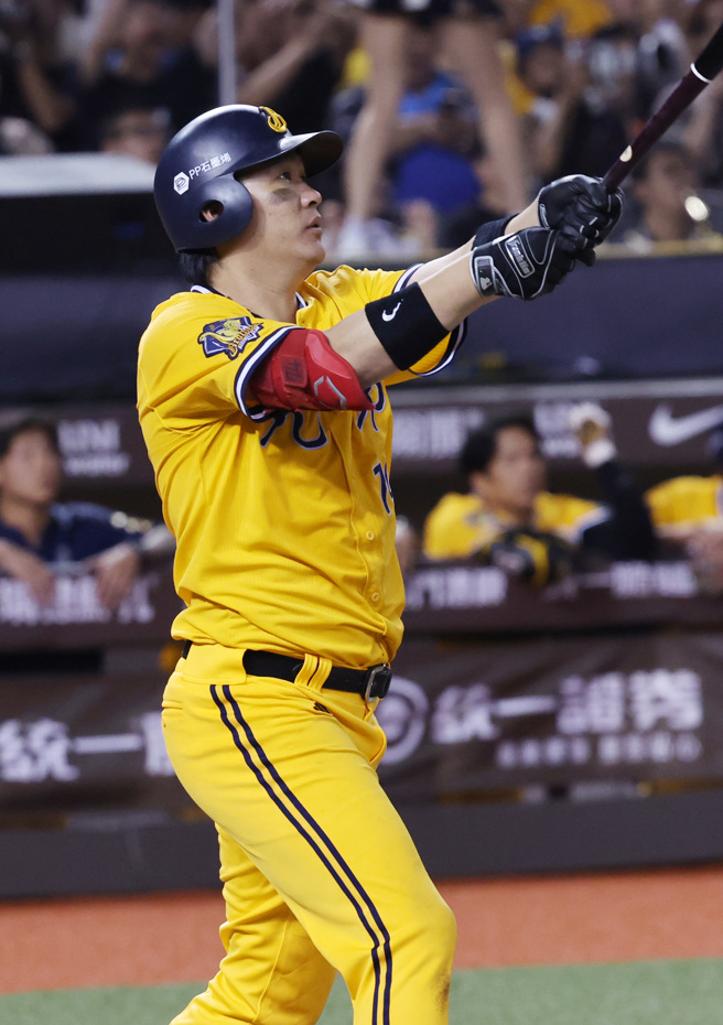 中信兄弟許基宏6日敲出單場雙響炮。（姚志平攝）