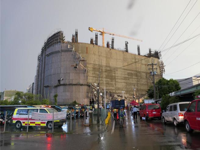 雲林縣斗六市福懋科技公司6日發生鷹架倒塌意外，造成2人死亡、3人受傷。（張朝欣攝）