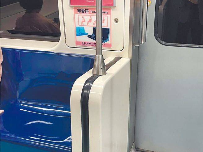 有男子不满博爱座上有人坐，竟持提袋挥击，还硬坐对方身上，并辱骂三字经。（示意图、与本案无关／中时资料照）