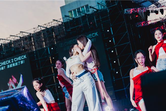 温岚6日在「高雄啤酒音乐节」开唱，与梁文音在台上女女吻，引起尖叫。（宽宽整合行销提供）