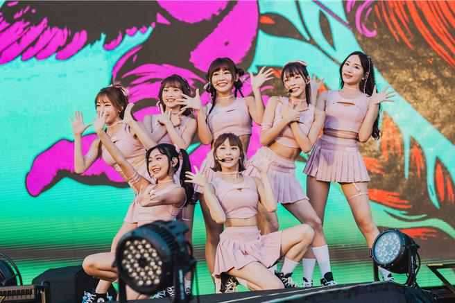 啦啦队女神林襄、李芷霖、张雅涵和新加盟乐天啦啦队的KAHO高桥佳帆等人携手演出。（宽宽整合行销提供）