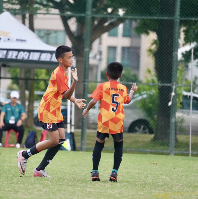 江孝澤（左）踢進追平分後跟隊友擊掌慶祝。（柏文健康事業提供）