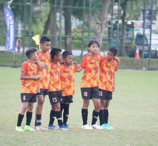 小不老足球俱樂部全隊搭肩，舒緩PK大戰的緊張情緒。（柏文健康事業提供）