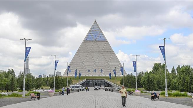 王毅解讀習近平中亞行推動周邊命運共同體。（新華社）