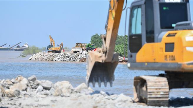 洞庭湖溃堤226米决口，6日晚间20时已封锁补实66米。（大陆央视）