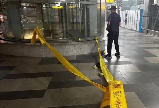 基隆火車站一名35歲的蔡姓街友於今日凌晨3時許與一名60歲謝姓街友發生口角，蔡男出拳將謝男打到倒地不起，送醫傷重不治。警方循線逮捕蔡男，朝殺人罪嫌送辦。（翻攝畫面／徐佑昇基隆傳真）