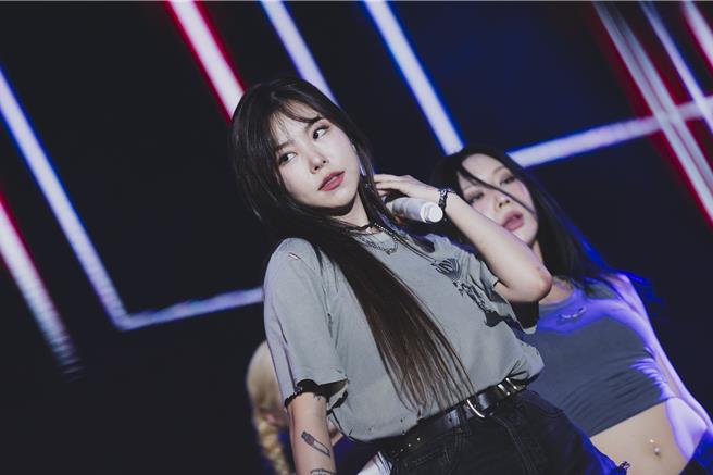 辉人被南台湾的酷暑吓到，卖力唱跳到胸前湿一片。（宽宽整合行销提供）