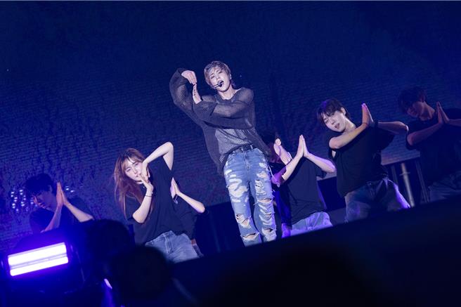 XIUMIN很想开喝，但为了演出先忍住。（读者提供）