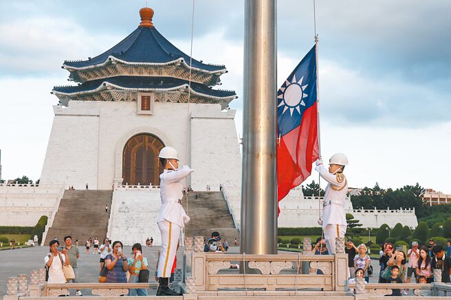 各界关注中正纪念堂转型议题，行政院听取跨部会报告转型正义业务进度，文化部会中提出三军仪队撤出中正纪念堂体，未来勤务展示改于民主大道进行，且不再站哨的方案，但实施时间待定。5日仪队降旗典礼时，吸引许多国内外游客参与。（邓博仁摄）