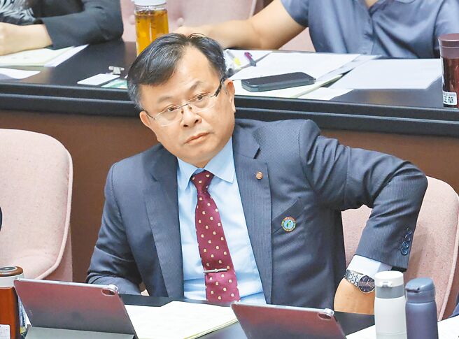 針對三立集團與ACE王牌交易所詐騙案洗錢主嫌謝詩瑩關係匪淺，國家通訊傳播委員會（NCC）主委陳耀祥（見圖）5日在立法院表示，此案正在調查中。（姚志平攝）