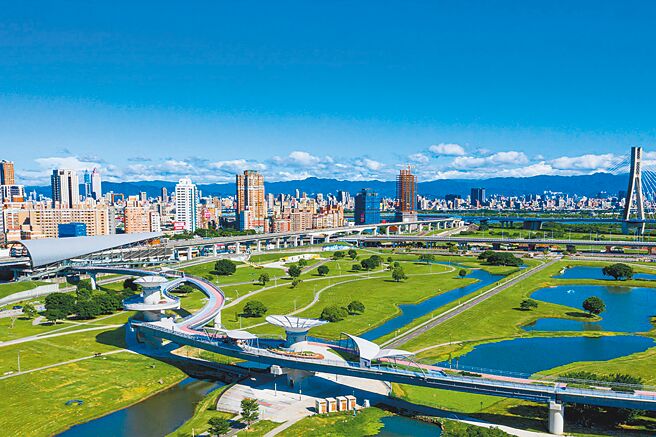 新北大都会公园广达424公顷，面积约大安森林公园16倍大。（甲山林提供）