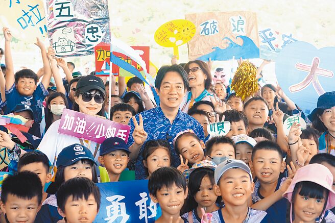 宜兰县岳明国中小串联36所学校，举办「2024携手共创─航向蔚蓝」，将以接力方式绕台一周，赖清德总统受邀参加5日在苏澳港的启航典礼，并与师生们一起合影。（岳明国中小提供／李忠一宜兰传真）