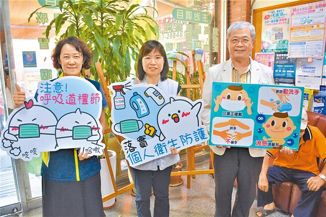 新冠肺炎病患激增，嘉义市卫生局长廖育玮（中）吁请民眾门诊、急诊分流就医。（嘉市府提供／廖素慧嘉市传真）