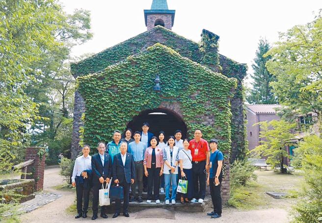 雲林縣長張麗善（中）5日考察日本長野縣美術館。（雲林縣政府提供／周麗蘭雲林傳真）