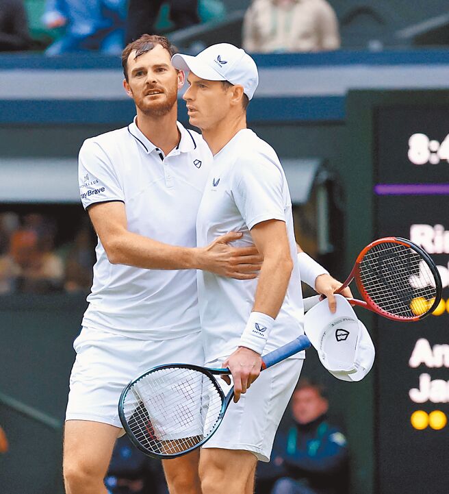 安迪莫瑞（右）與哥哥傑米莫瑞首次在溫布頓搭檔男雙，可惜首輪就遭淘汰。（路透）