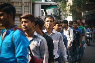 美媒：印度擬為特定產業發放陸工人簽證 彌補技能缺口 