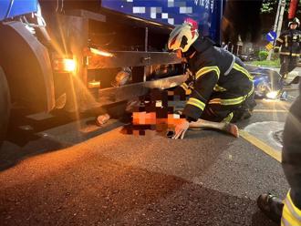 驚悚！新北垃圾車沒打方向燈撞倒機車 騎士捲入車底骨折送醫