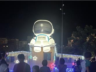 3萬遊客湧入台東 白天追熱氣球、晚上搶拍鐵花月球