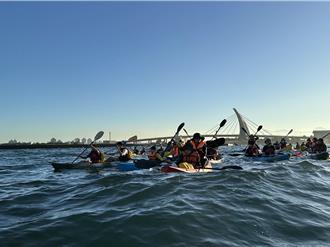 獨木舟橫渡小琉球 120人挑戰體力與耐力極限
