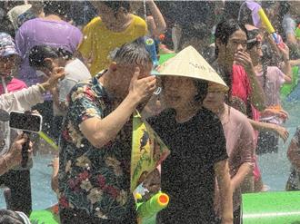大里人潑水節超嗨！柯文哲成攻擊焦點秒濕透狂遮臉