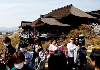 遊日13大NG行為你中了哪些？日本人怒：觀光客經過 衣服髒了