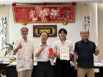 她考上政大1人打3份工籌學費 宗親會贈獎學金