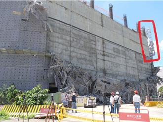 檢察官到達福懋科調查險遭鷹架砸中　民眾：要注意怪風