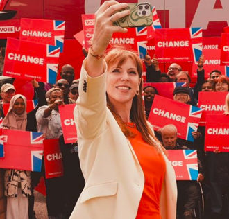 麻雀變鳳凰！14歲陪酒16歲當媽 44歲紅髮女王成英國副相