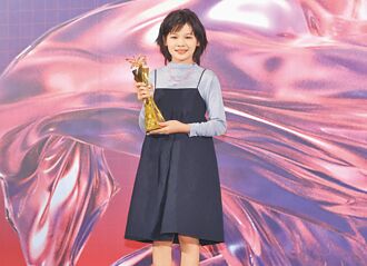 11岁郑又菲饰癌童夺新人奖 上台暴哭