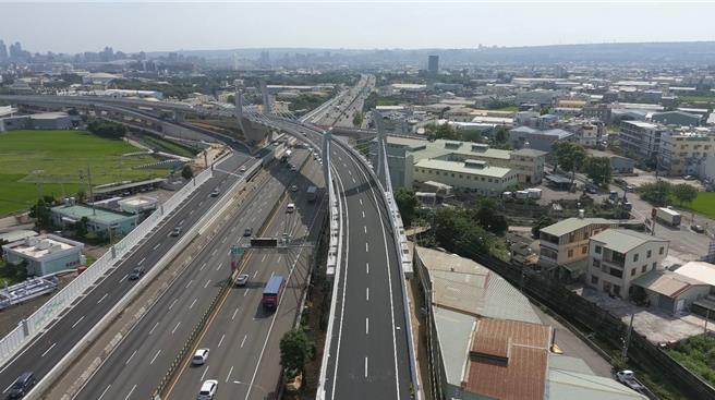 国道1号衔接台74线今年5月13日通车，用路人不需再透过平面道路转接。（台中市府提供）