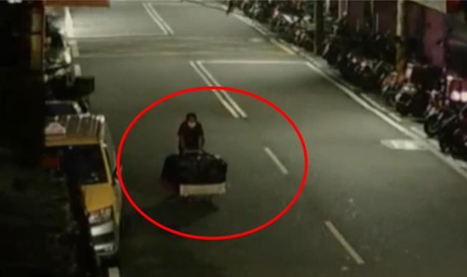 黄男竟大剌剌将冷气放置于拖板车上，沿路推行约3公里至回收场欲销售赃物。（汐止警分局提供）