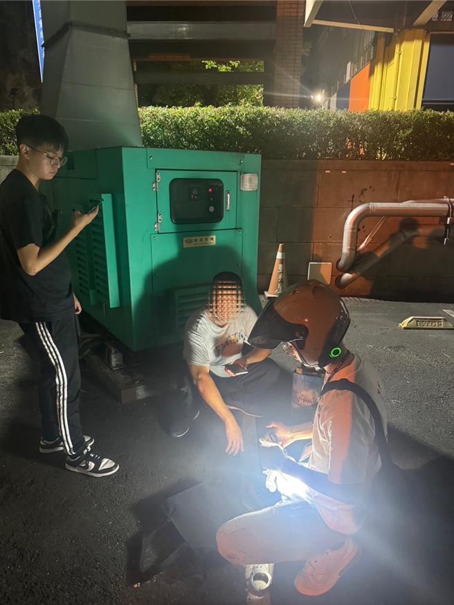 警員假扮香客，當石姓車手出現取款時，在土地公面前壓制逮捕石男。（板橋警分局提供）