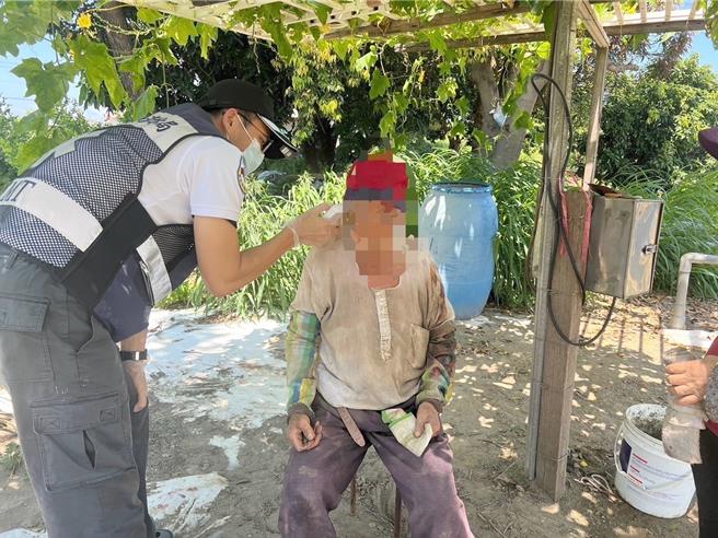 高雄一名老翁日前走失，永安警方找到他后，由消防局人员提供矿泉水给老翁补充水分。（翻摄照片／林瑞益高雄传真）