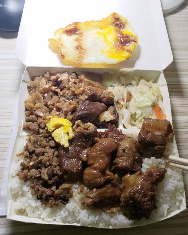 便当有许多滷肉、控肉，跟一个荷包蛋、白饭。（翻摄自记者爆料网）